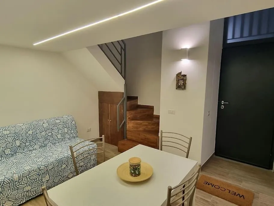 Casa Comoda E Centrale In Quartiere Storico Di Napoli 0*, נאפולי