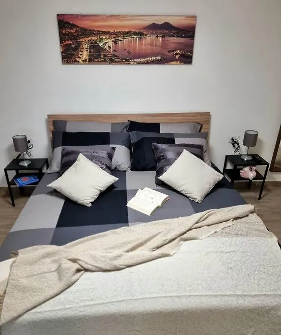 Casa Comoda E Centrale In Quartiere Storico Di Napoli 0*, Naples